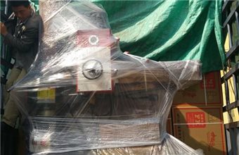 青海西寧李經理采購的Z3040搖臂鉆床成功裝車